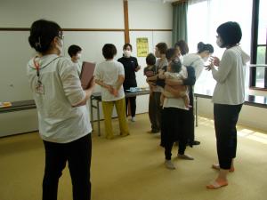 離乳食を試食している様子
