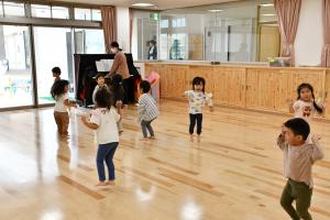 3歳児が遊戯室でリズム遊びをしている様子