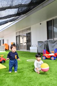 1歳児が芝生の上で遊ぶ様子