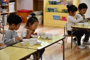 3歳児が給食を食べる様子