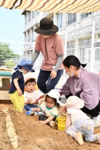 1歳児が砂場で遊ぶ様子