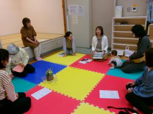 企画者による絵本の紹介をしているところの写真