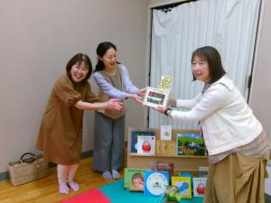 15周年を記念して企画者にプレゼントが贈呈されているところの写真