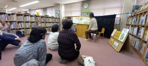 絵本の読み聞かせを楽しんでいる様子