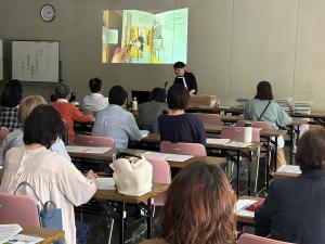 講師の方が絵本を紹介されている様子