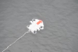 海の中で動いている水中ドローン