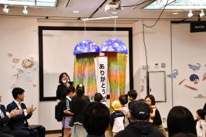 くす玉が割れた瞬間