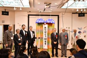 くす玉と集合写真