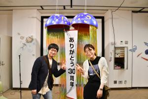 来場した男女