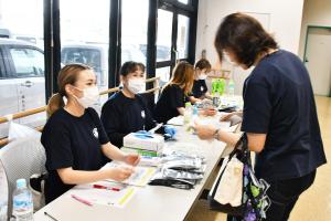 指導を受ける女性