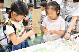 石こう人形を選ぶ女の子たち
