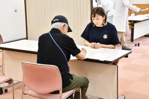 指導を受ける高齢男性