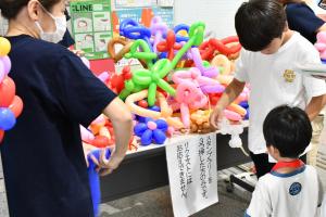 プレゼントのバルーンアートを選ぶ兄弟