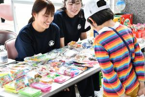 プレゼントを選ぶ男の子
