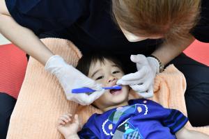 フッ素塗布をしてもらう小さな男の子