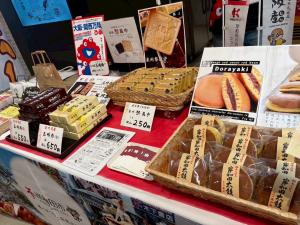 和菓子が並ぶ棚