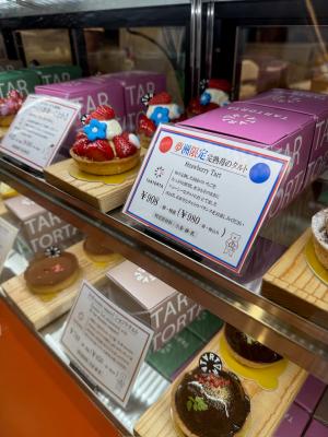 ショーケースに並ぶタルトケーキ