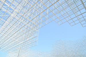網目状の建物と青空