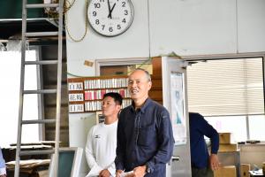 挨拶をする男性