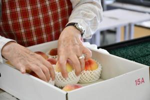 箱に桃を入れる