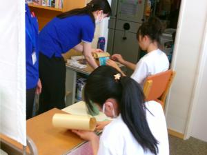 旭図書館でブッカーを本に巻いている様子