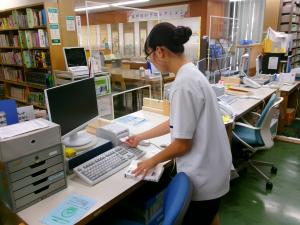 2階カウンターで作業をしている様子