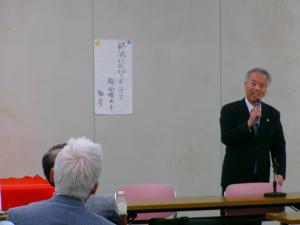 ご自身の俳句を発表されている様子