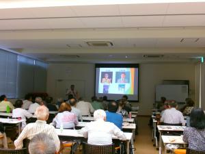 多くの方が参加されている公開講演会の様子