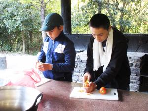男の子2人が調理をしている様子