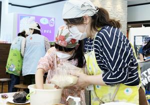 水ナスを漬ける母子