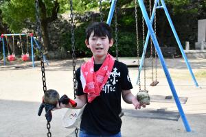 両手にボールを持った男の子