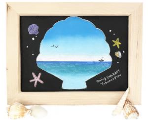 貝殻の形の中に青い海が描かれたチョークアート