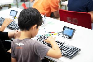 プログラミングをする小学生男児の後ろ姿