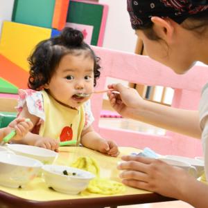 離乳食を食べている様子