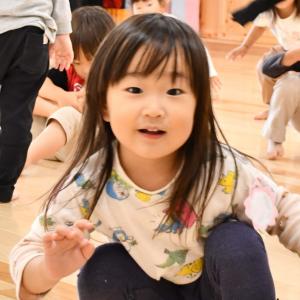 遊戯室で遊んでいる写真