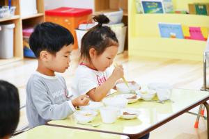 給食を食べている様子