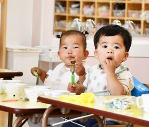 離乳食を食べている様子
