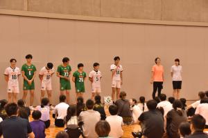 選手が挨拶をしている写真
