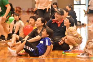 選手の見本を楽しそうにみている写真