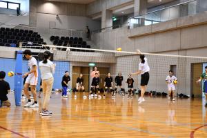 大友選手がスパイクを打っている写真