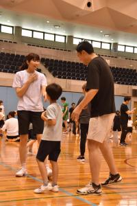 大友選手が話しかけている様子