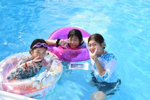 浮き輪を使う女の子3人