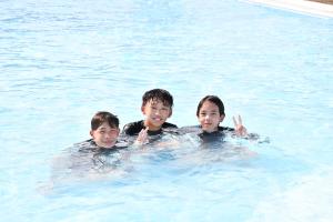 ピースする男の子3人