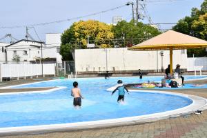 幼児プール内を走る子ども