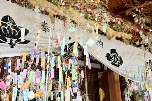 賽銭箱前にある笹飾り