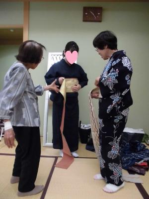 着付けの様子1