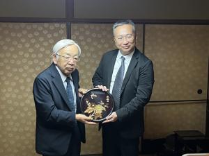 記念品を受け取る