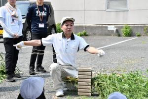 産卵床の作り方を説明するアドベンチャーワールドの職員