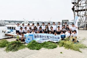 船の前での集合写真