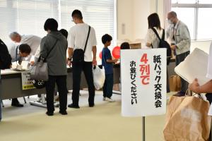 紙パック交換に並ぶ人たち